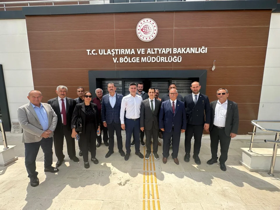 YUMSİAD. BAŞKANI FETHİ BEŞLİOĞLU’NUN ÖNCÜLÜĞÜNDE ULAŞTIRMA VE ALT YAPI BAKANLIĞI ADANA YETKİLİLERİ ZİYARET EDİLDİ