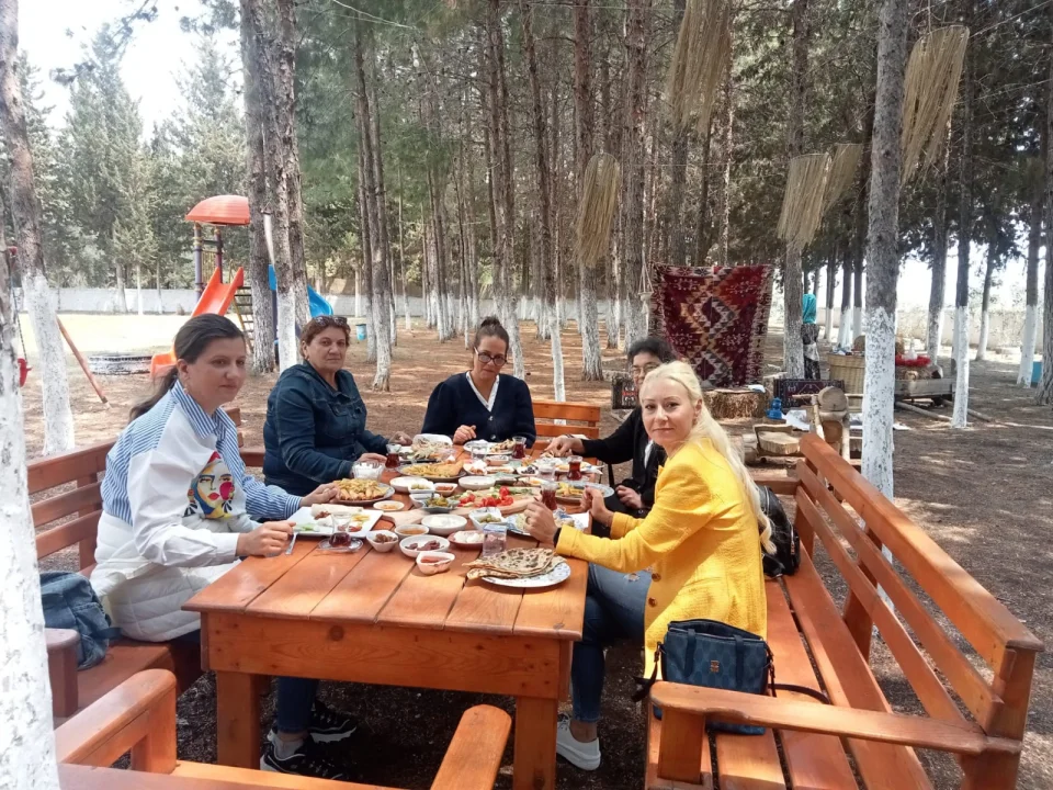 “Yumurtalık Denizin Kızları” Adana’dan gelen ziyaretçilerini ağırladı