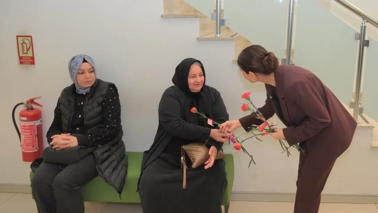 Ceyhan’da 8 Mart’a Çiçekli Kutlama: Başkan Vekili Yıldız Esnaf Kadınlarla Buluştu