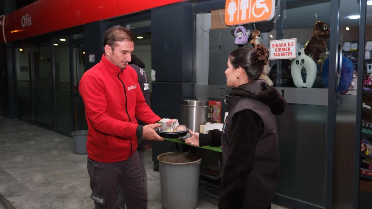 Ceyhan Belediye Başkan Vekili Yıldız, sahurluk ikramları kendi elleriyle dağıttı.