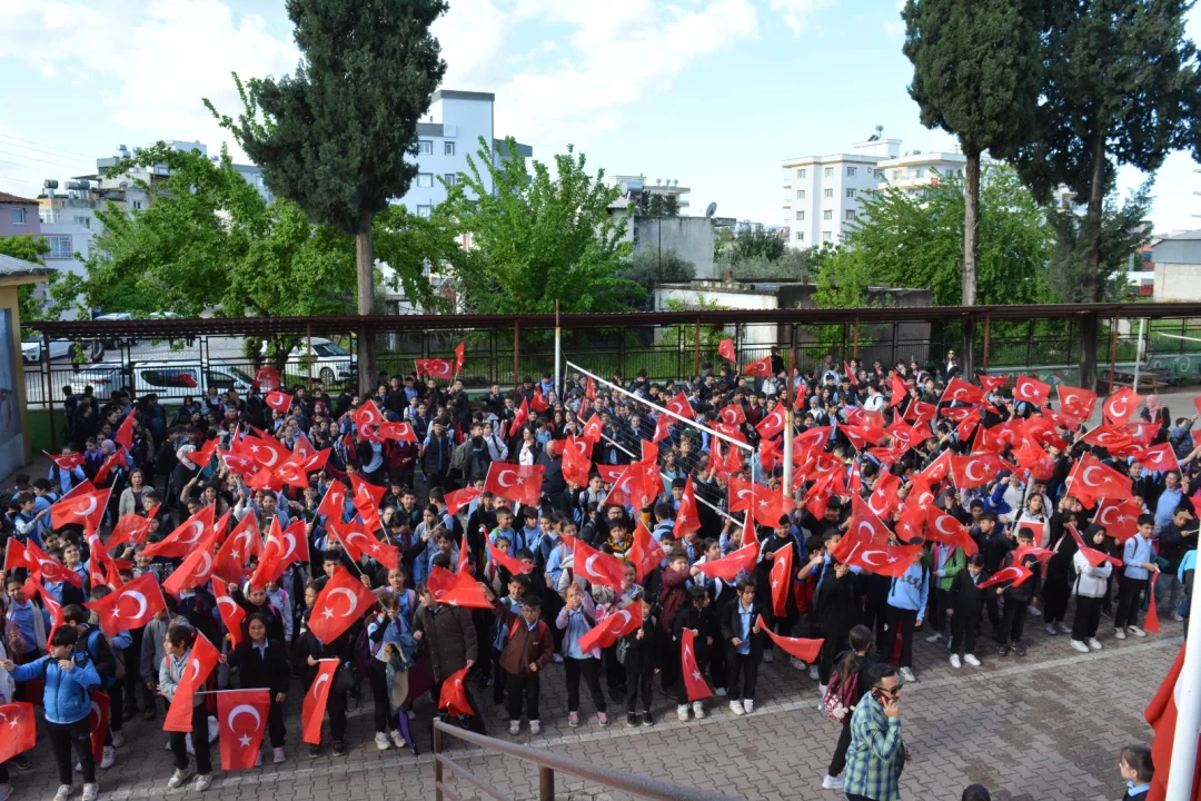 Ceyhan’da Devlet-Millet Buluşması: Kaymakam Kurtyemez Okul Kapısında Velileri Dinledi