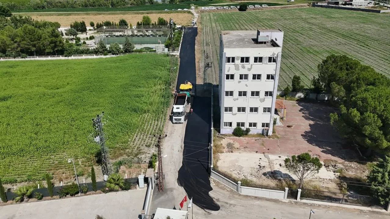Ceyhan’da Okul Çevreleri Güzelleşiyor: Fen İşleri Ekiplerinden Şehit Zeynep Sağır Lisesi’ne Sıcak Asfalt