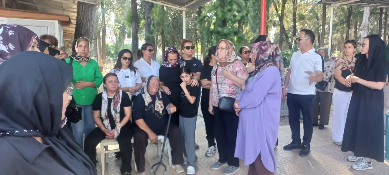 Ceyhan’ın Hafızası Toprağa Verildi: Duayen Gazeteci Veysel Pulaşlı’yı Yüzlerce Kişi Uğurladı