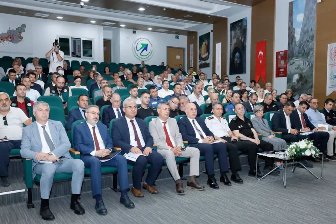 Çukurova’nın Kent Dinamikleri ve Trafik Akışı Masada: Vali Yavuz Hizmet Planlamasını Diledi