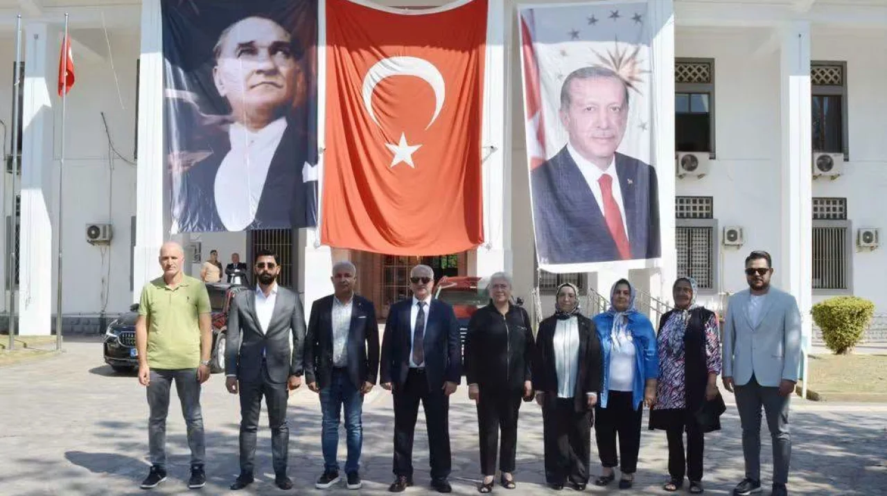 Ceyhan'da Gaziler Günü Vesilesiyle Atatürk Anıtı'na Çelenk Sunuldu