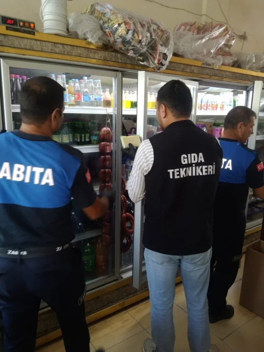 Zabıta Ekipleri Yumurtalık’ı Mercek Altına Aldı: Ruhsat, Fiyat ve SKT Kontrolü